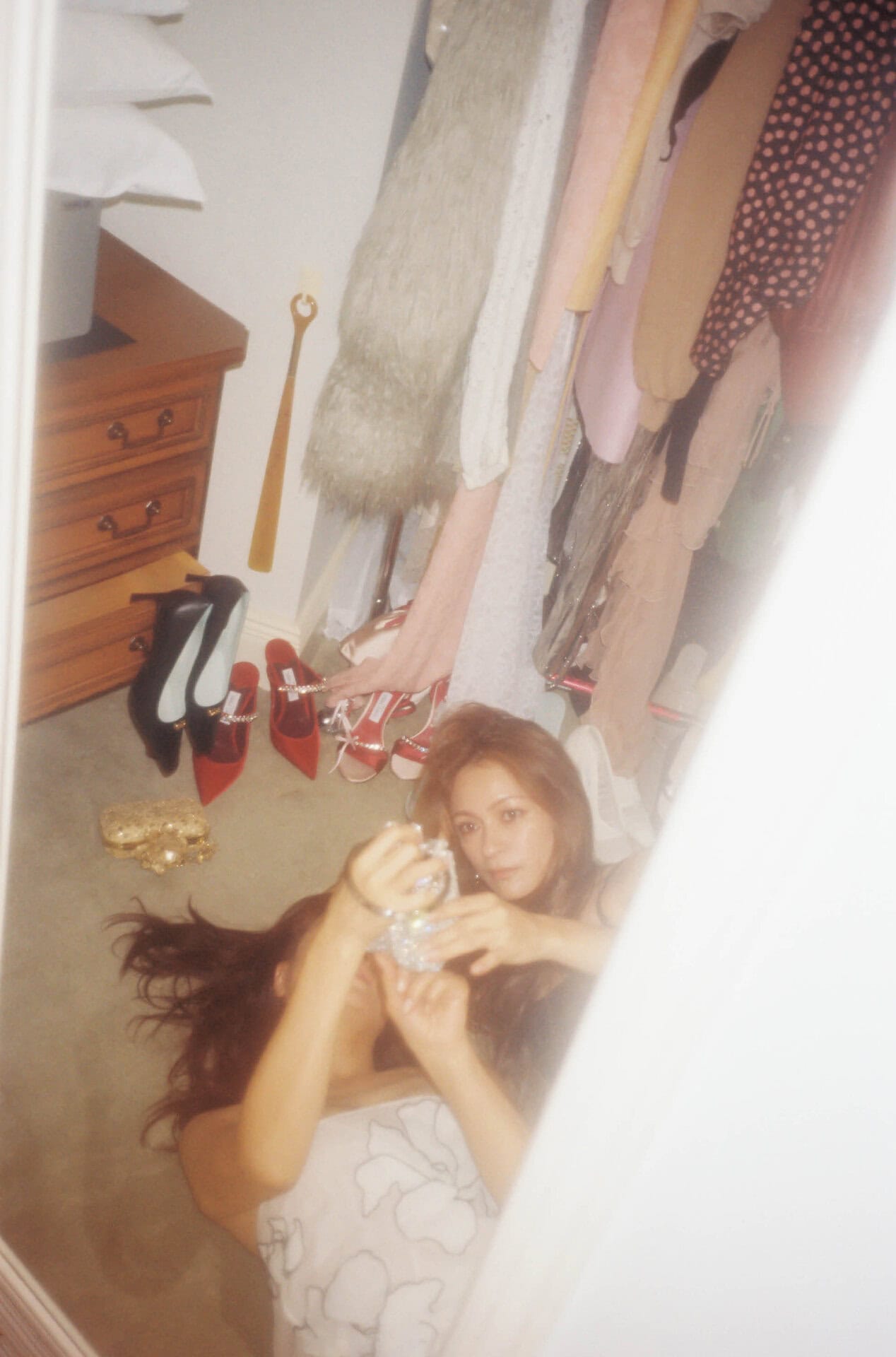 【真由美着用】ホワイトキャミドレス¥748,000（ニナ リッチ／イザ）、シルバーミニバッグ¥204,600（ジミー チュウ） 【せり着用】ブラックキャミドレス¥209,000（クレージュ／エドストローム オフィス） 【床に置いた小物】ブラックパンプス¥126,500（セルジオ ロッシ／セルジオ ロッシ ジャパン カスタマーサービス）、レッドパンプス¥167,200、リボン付きミュール¥202,400、ゴールドミニバッグ¥1,128,600（全てジミー チュウ）