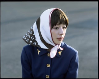 バッグ〈ノエ トランク〉［H27×W23×D8㎝］¥566,500、ジャケット¥561,000、パンツ¥253,000、スカーフ¥80,300（全てルイ・ヴィトン／ルイ・ヴィトン クライアントサービス）