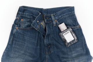 アイリスの根茎とハーバルなアンジェリカシード、シトラスノートからなるコンポジション。オードゥ パルファン“ロエベ アイリス ルート” 100mL ¥64,900(ロエベ パルファム)デニム¥16,500(リーバイス®/リーバイス・ストラウス ジャパン)