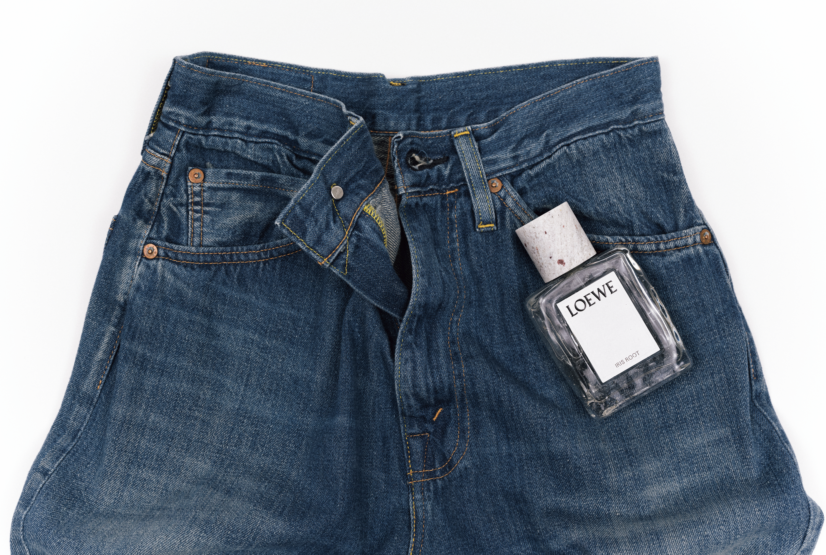 アイリスの根茎とハーバルなアンジェリカシード、シトラスノートからなるコンポジション。オードゥ パルファン“ロエベ アイリス ルート” 100mL ¥64,900(ロエベ パルファム)デニム¥16,500(リーバイス®/リーバイス・ストラウス ジャパン)