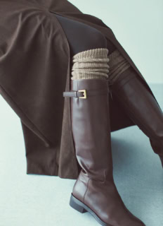 ロングブーツは筒が太めのものを。タイツ¥1,980(17℃/17℃ by Blondoll 横浜ジョイナス店)、レッグウォーマー¥1,210(靴下屋/タビオ)、ブーツ¥55,000(ヨシトデオランジェ/ニューロンドン)、スカート¥86,900(オスロー/フィルム)