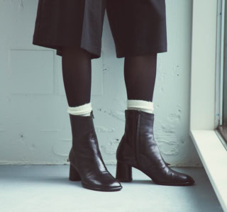 タイツ¥1,760、ソックス¥1,980(共に17℃/17℃ by Blondoll 横浜ジョイナス店)、ブーツ¥47,300(ファビオ ルスコーニ/伊勢丹新宿本店 本館2階 婦人靴)、ハーフパンツ¥33,000(ハイク/ボウルズ)