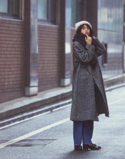 ボリュームたっぷりのストールとニットキャップなら寒い日の外出だって無敵の暖かさ。シックなカラーリングで全身をまとめながら、今季のキーカラーでもある真っ赤なソックスをさり気なくきかせてポイントに。ニットキャップ¥18,150（CA4LA／CA4LA プレスルーム）、ストール¥23,100（TODAYFUL／Life’s 代官山店）、コート¥97,900（クチュール・ド・アダム／ホワイトオフィス）、デニムパンツ¥28,600（RHC／RHC ロンハーマン）、ソックス¥1,100（靴下屋／タビオ）、ローファー¥25,960（ツモリチサト ウォーク／モーダ・クレア）