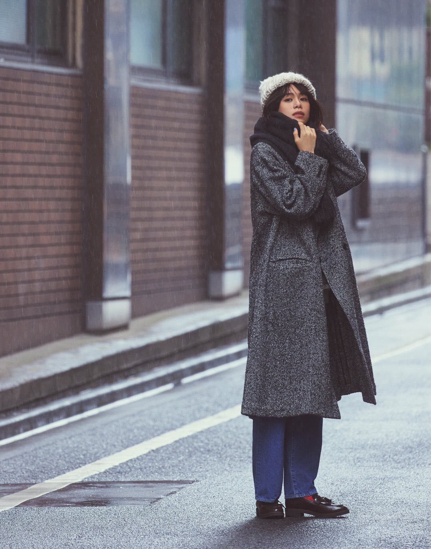 ボリュームたっぷりのストールとニットキャップなら寒い日の外出だって無敵の暖かさ。シックなカラーリングで全身をまとめながら、今季のキーカラーでもある真っ赤なソックスをさり気なくきかせてポイントに。ニットキャップ¥18,150（CA4LA／CA4LA プレスルーム）、ストール¥23,100（TODAYFUL／Life’s 代官山店）、コート¥97,900（クチュール・ド・アダム／ホワイトオフィス）、デニムパンツ¥28,600（RHC／RHC ロンハーマン）、ソックス¥1,100（靴下屋／タビオ）、ローファー¥25,960（ツモリチサト ウォーク／モーダ・クレア）