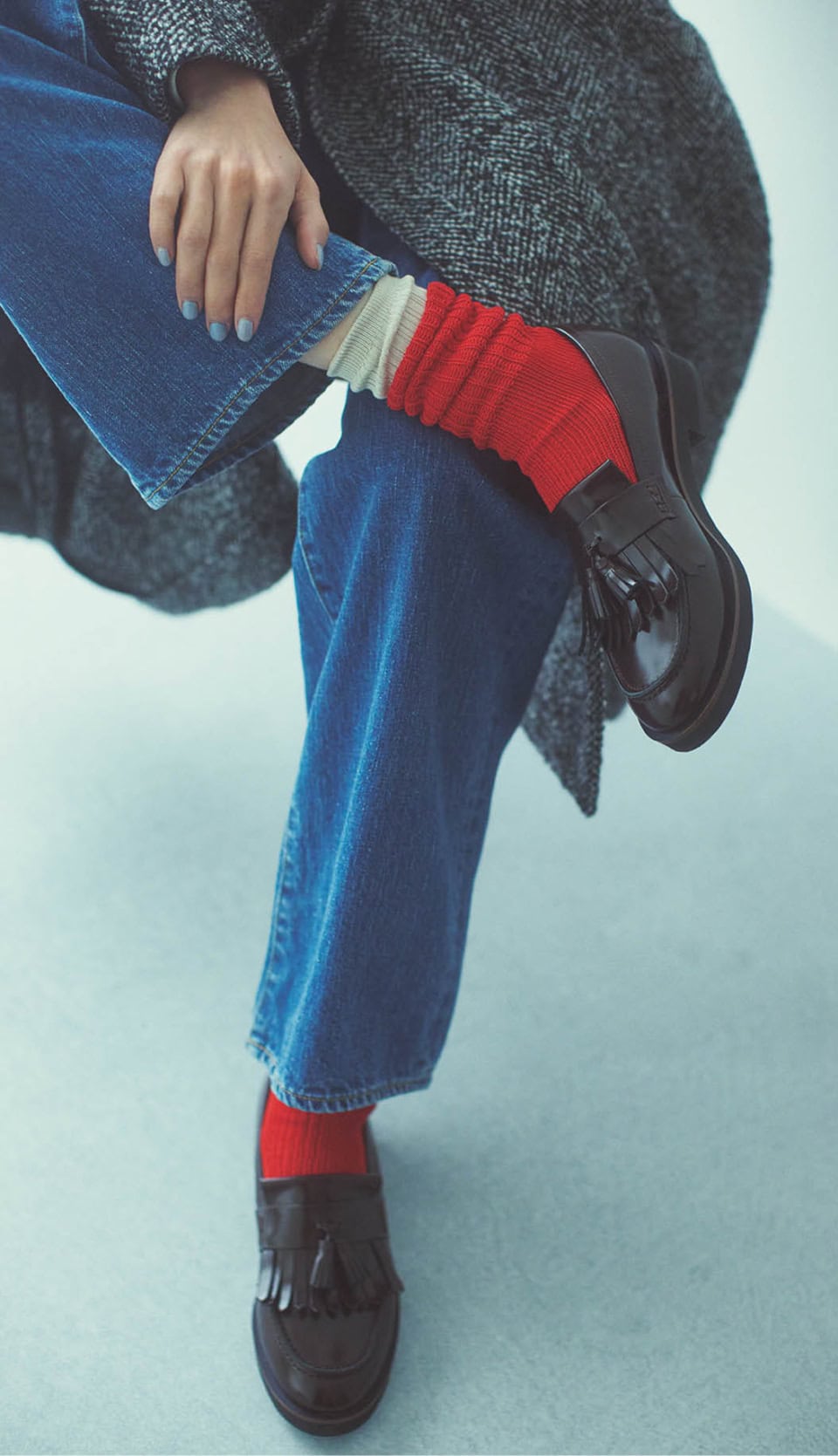 グレーを重ねれば赤がマイルドに。赤ソックス¥1,100（靴下屋／タビオ）、グレーソックス¥2,530（ブロンドール／Blondoll 新丸の内ビル店）、その他着用アイテムはトップの写真と同じ