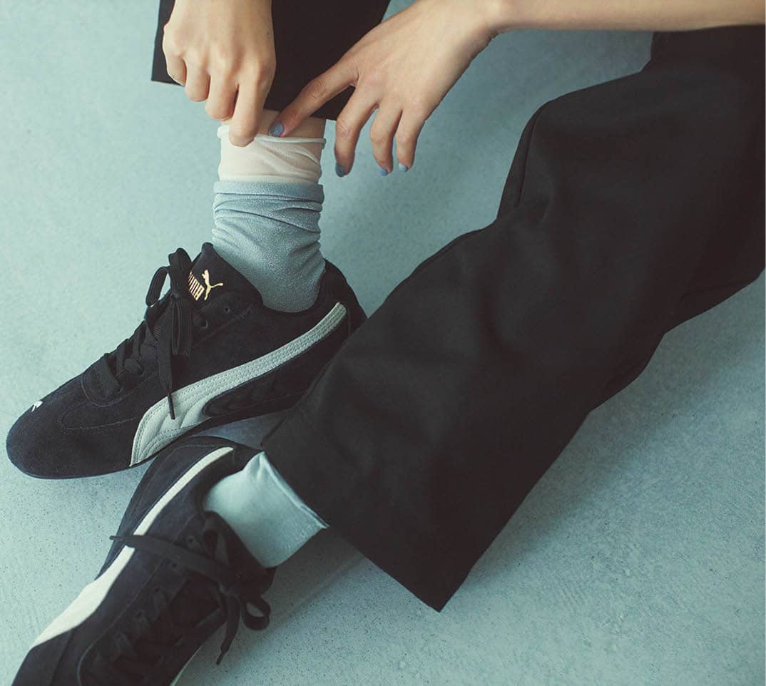 シアー素材を重ねて女性らしさを。ホワイトソックス¥1,650、ブルーソックス¥1,320（共に17℃／17℃ by Blondoll 横浜ジョイナス店）、パンツ¥20,900（ザ シンゾーン／シンゾーン 表参道本店）、スニーカー¥15,400（プーマ／プーマ お客様サービス）