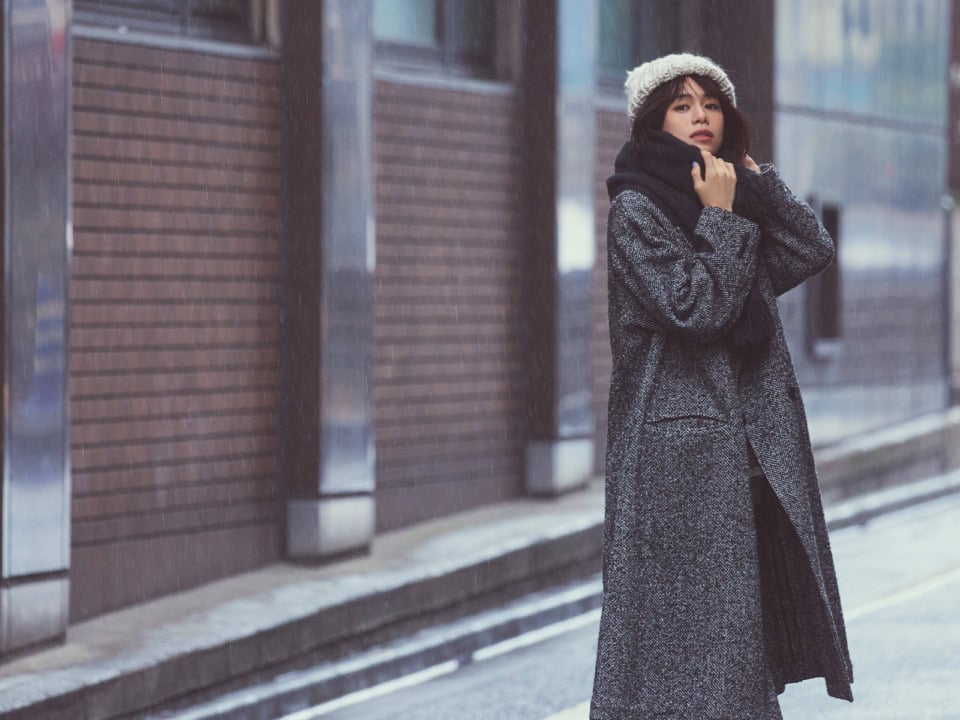 ボリュームたっぷりのストールとニットキャップなら寒い日の外出だって無敵の暖かさ。シックなカラーリングで全身をまとめながら、今季のキーカラーでもある真っ赤なソックスをさり気なくきかせてポイントに。ニットキャップ¥18,150（CA4LA／CA4LA プレスルーム）、ストール¥23,100（TODAYFUL ／ Life ’s 代官山店）、コート¥97,900（クチュール・ド・アダム／ホワイトオフィス）、デニムパンツ¥28,600（RHC／RHC ロンハーマン）、ソックス¥1,100（靴下屋／タビオ）、ローファー¥25,960（ツモリチサト ウォーク／モーダ・クレア）
