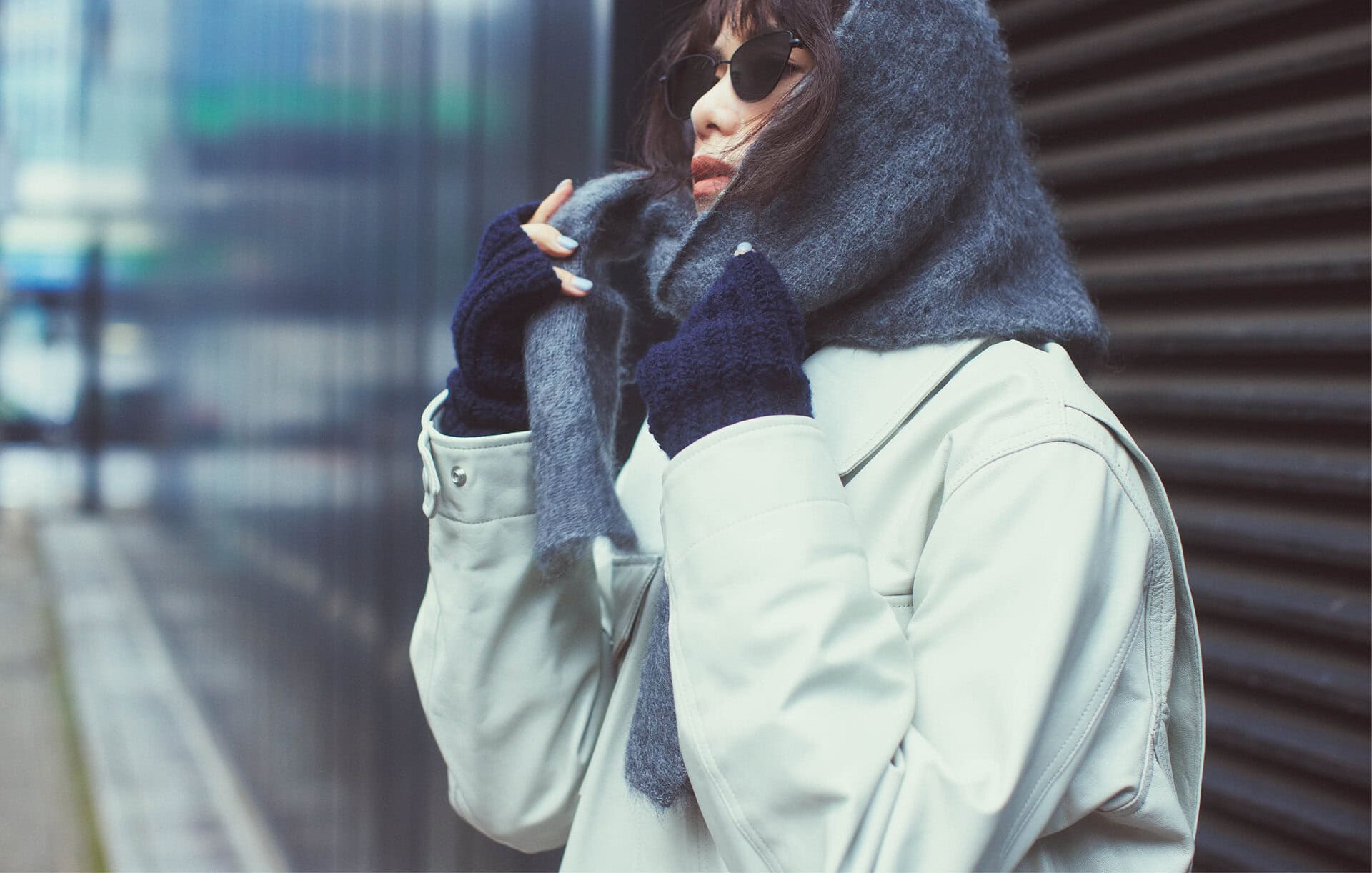 ミニスカートだってロングブーツとタイツ、ハイソックスの重ねばきなら寒さもなんのその。三角ニットスカーフを頭に巻けば完璧！ トーンを合わせて大人っぽく。三角ニットスカーフ¥46,200（エントワフェイン）、アームウォーマー¥11,000（ダブルスタンダードクロージング／フィルム）、ブルゾン¥187,000（ロエフ／エイチ ビューティー&ユース）、デニムシャツ¥47,300（サードマガジン）、ニット¥15,400（TODAYFUL／Life’s 代官山店）、スカート¥28,000（シーニュ）、サングラス¥51,700（アイヴァン／アイヴァン 東京ギャラリー）、タイツ¥1,100、ソックス¥1,540（共に靴下屋／タビオ）、ブーツ¥221,100（セルジオ ロッシ／セルジオ ロッシ ジャパン カスタマーサービス）