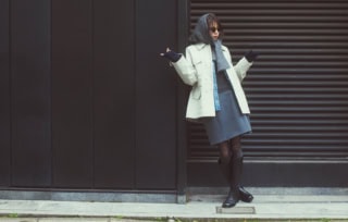 ミニスカートだってロングブーツとタイツ、ハイソックスの重ねばきなら寒さもなんのその。三角ニットスカーフを頭に巻けば完璧！ トーンを合わせて大人っぽく。三角ニットスカーフ¥46,200（エントワフェイン）、アームウォーマー¥11,000（ダブルスタンダードクロージング／フィルム）、ブルゾン¥187,000（ロエフ／エイチ ビューティー&ユース）、デニムシャツ¥47,300（サードマガジン）、ニット¥15,400（TODAYFUL／Life’s 代官山店）、スカート¥28,000（シーニュ）、サングラス¥51,700（アイヴァン／アイヴァン 東京ギャラリー）、タイツ¥1,100、ソックス¥1,540（共に靴下屋／タビオ）、ブーツ¥221,100（セルジオ ロッシ／セルジオ ロッシ ジャパン カスタマーサービス）