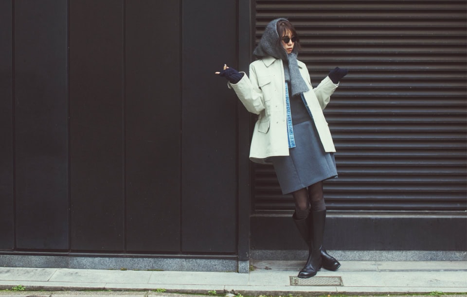 ミニスカートだってロングブーツとタイツ、ハイソックスの重ねばきなら寒さもなんのその。三角ニットスカーフを頭に巻けば完璧！ トーンを合わせて大人っぽく。三角ニットスカーフ¥46,200（エントワフェイン）、アームウォーマー¥11,000（ダブルスタンダードクロージング／フィルム）、ブルゾン¥187,000（ロエフ／エイチ ビューティー&ユース）、デニムシャツ¥47,300（サードマガジン）、ニット¥15,400（TODAYFUL／Life’s 代官山店）、スカート¥28,000（シーニュ）、サングラス¥51,700（アイヴァン／アイヴァン 東京ギャラリー）、タイツ¥1,100、ソックス¥1,540（共に靴下屋／タビオ）、ブーツ¥221,100（セルジオ ロッシ／セルジオ ロッシ ジャパン カスタマーサービス）