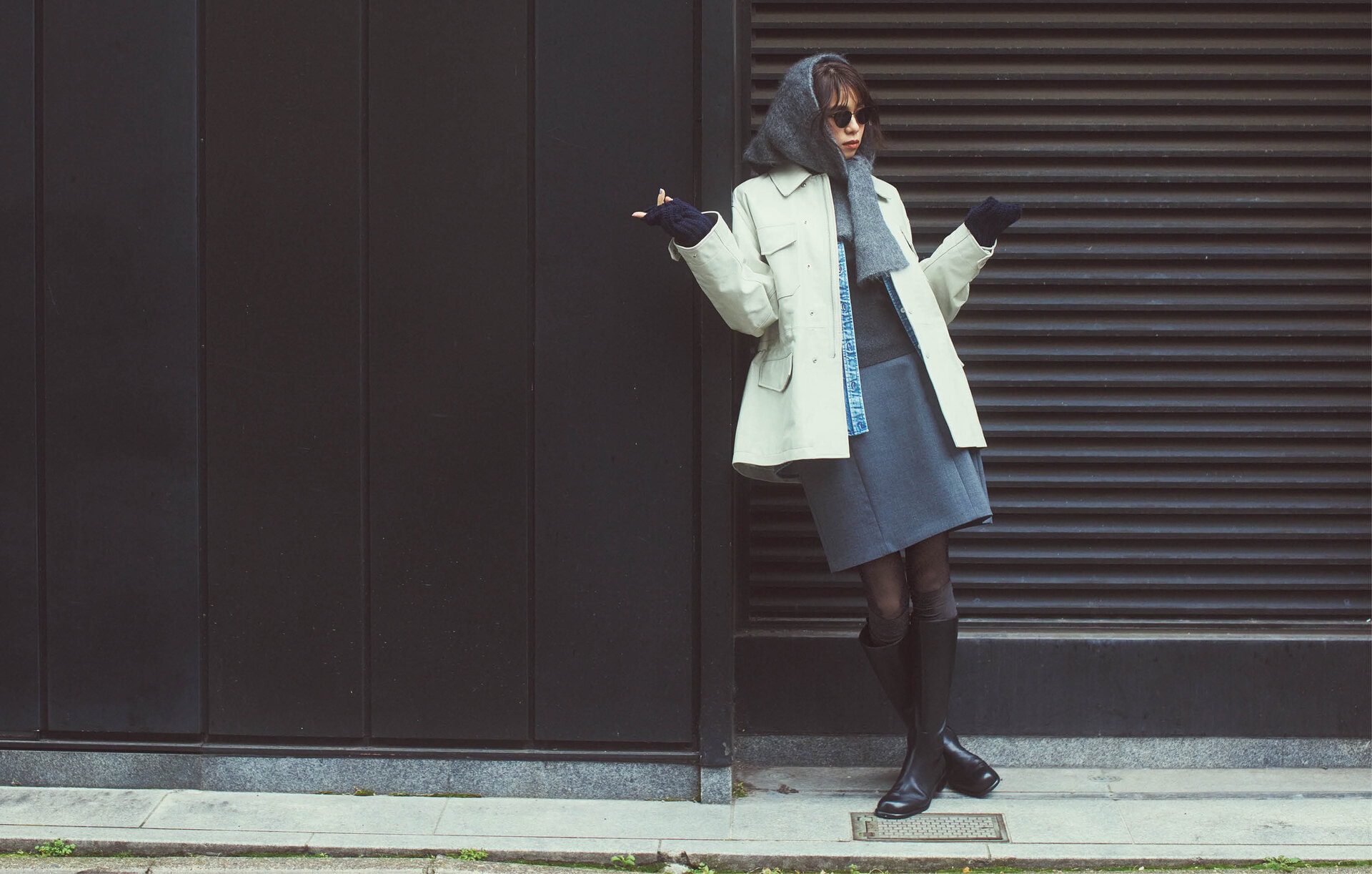 ミニスカートだってロングブーツとタイツ、ハイソックスの重ねばきなら寒さもなんのその。三角ニットスカーフを頭に巻けば完璧！ トーンを合わせて大人っぽく。三角ニットスカーフ¥46,200（エントワフェイン）、アームウォーマー¥11,000（ダブルスタンダードクロージング／フィルム）、ブルゾン¥187,000（ロエフ／エイチ ビューティー&ユース）、デニムシャツ¥47,300（サードマガジン）、ニット¥15,400（TODAYFUL／Life’s 代官山店）、スカート¥28,000（シーニュ）、サングラス¥51,700（アイヴァン／アイヴァン 東京ギャラリー）、タイツ¥1,100、ソックス¥1,540（共に靴下屋／タビオ）、ブーツ¥221,100（セルジオ ロッシ／セルジオ ロッシ ジャパン カスタマーサービス）