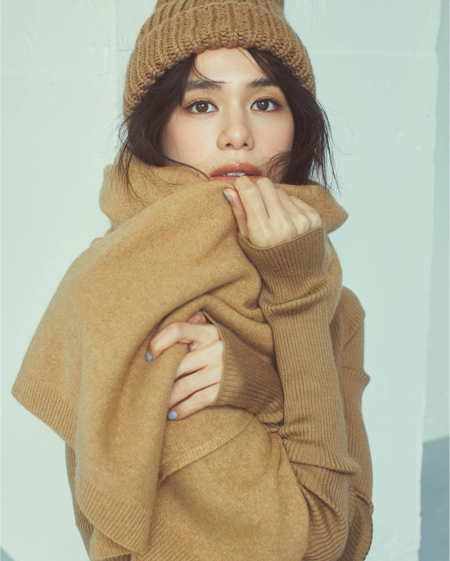 キャメルのワントーンでまとめて大人っぽい印象に。それぞれ異なる編地や質感を合わせるのがポイント。ニットキャップ¥25,300（karakoram／ピモンテ）、ストール¥63,800（アソース メレ／アイネックス）、ニット¥99,000（オスロー／フィルム）