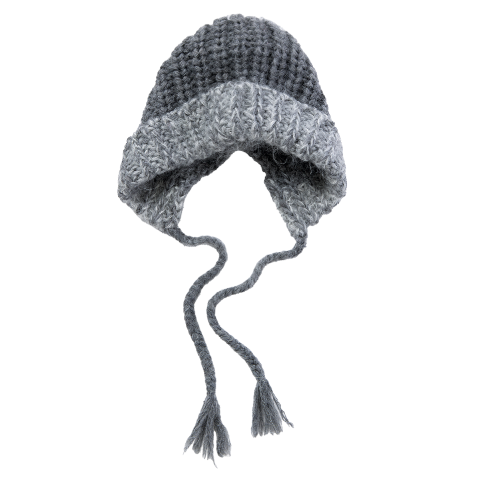 表裏の色が異なるユニークなデザイン。ニットキャップ¥12,210（CA4LA／CA4LA プレスルーム）