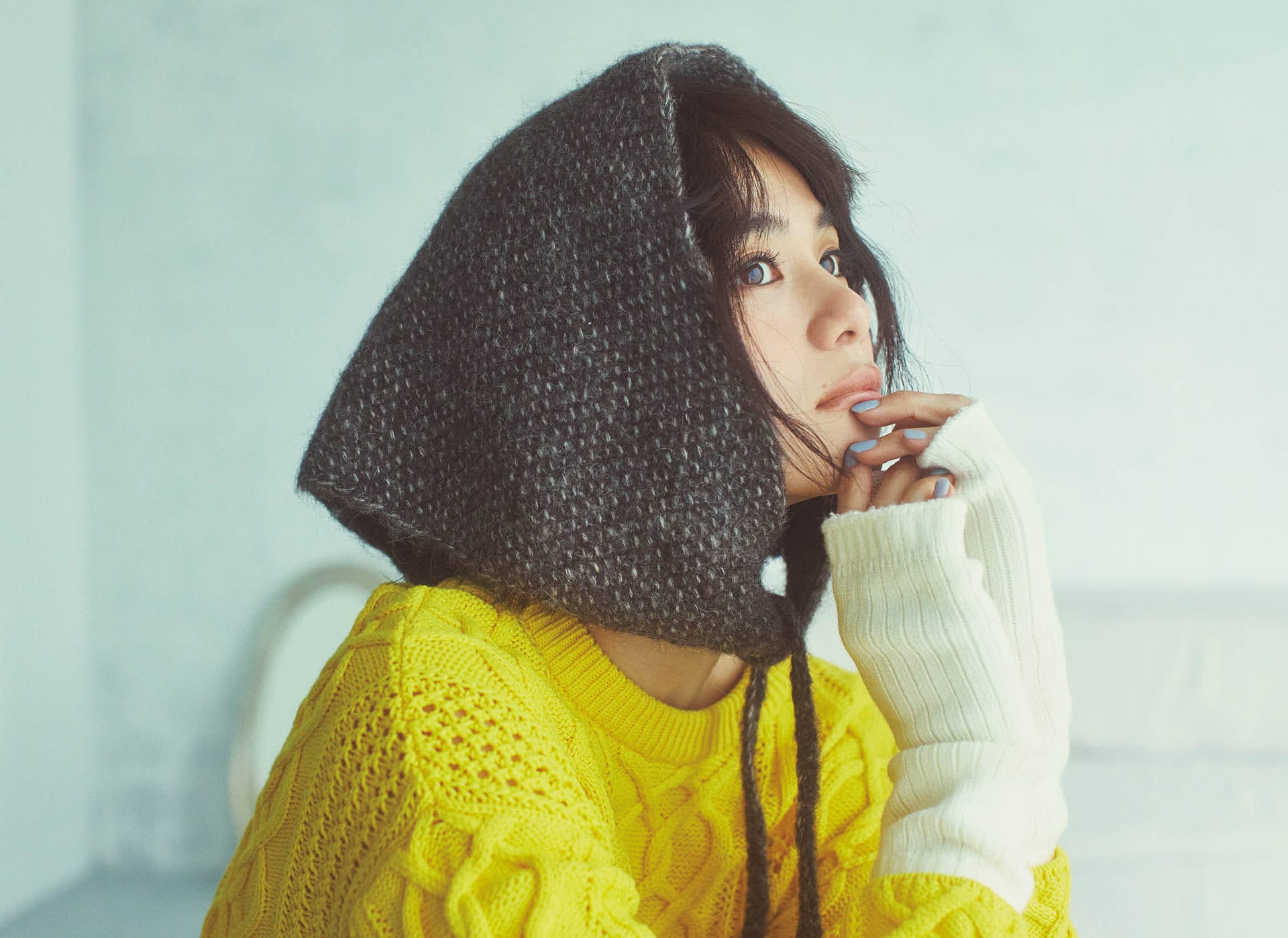 三角ニットスカーフはニットキャップをかぶる感覚でサッと頭に巻くだけ。アームウォーマーとのコーデも楽しい。三角ストール¥20,900（karakoram／ピモンテ）、アームウォーマー¥3,080（17℃／17℃ by Blondoll 横浜ジョイナス店）、ニット¥36,300（ロンハーマン）