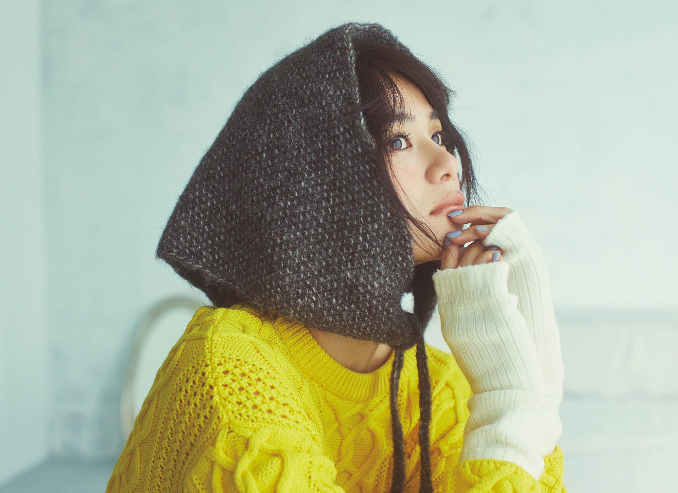 三角ニットスカーフはニットキャップをかぶる感覚でサッと頭に巻くだけ。アームウォーマーとのコーデも楽しい。三角ストール¥20,900（karakoram／ピモンテ）、アームウォーマー¥3,080（17℃／17℃ by Blondoll 横浜ジョイナス店）、ニット¥36,300（ロンハーマン）