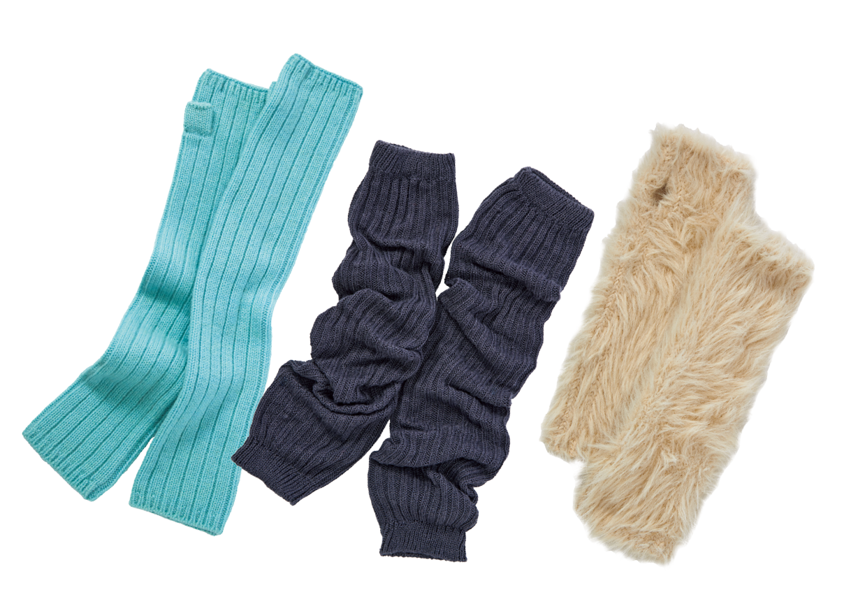 アームウォーマー左から：親指部分は第一関節まで覆われた気のきいたデザイン。¥25,300（y YO）、適度なボリュームがGOOD。¥1,210（靴下屋／タビオ）、長い毛足で見た目も暖か。¥5,500（オリエント ミリナリー）