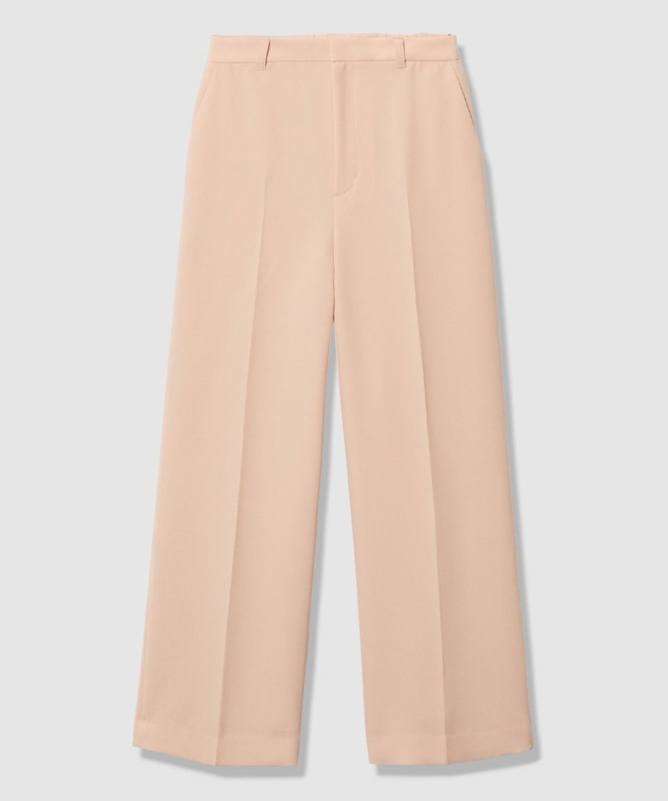 カラー展開はネイビー、ピンクベージュ、ブルーの3色。カラーで悩まれる方も多いと思いますが、ネイビーのセットアップも、ピンクベージュのセットアップも卒入園式＆卒入学式には問題なく着用できますよ。