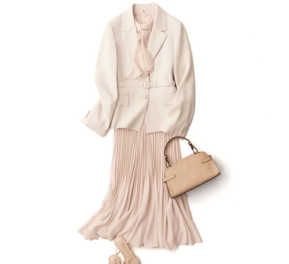 カラーはネイビーとアイボリーの2色展開。アイボリーだと一気にエレガントさがアップしますよね。写真は同じエターナルラインのシアードビープリーツボウ ワンピースを合わせたスタイリング。ドレスとの相性も抜群です。