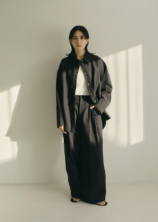 Sucker Oversized shirt¥30,800、Sucker 2tack pants¥31,900、インナーに着たPile Grace Cut Tank¥9,900