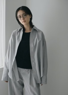 清涼感のあるストライプはぐっと軽やかなムードに。