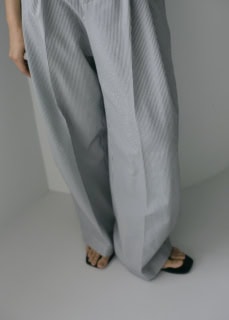 タック入りでセンタープレスのワイドパンツは、まさに今の気分にピッタリのシルエット。こんなサンダル合わせはもちろん、スニーカーにもローファーにも合いますよ!