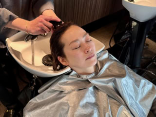 ヘアサロン専用のシャワーヘッドは通常の十数倍もの「ウルトラファインバブル」が発生!