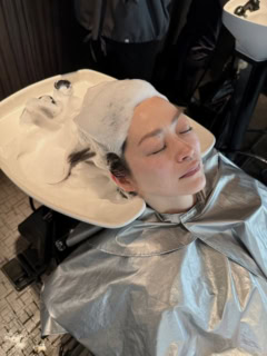 ヴィーナで泡立てたシャンプーを頭全体にのせ、泡パックで、ヨゴレを除去。