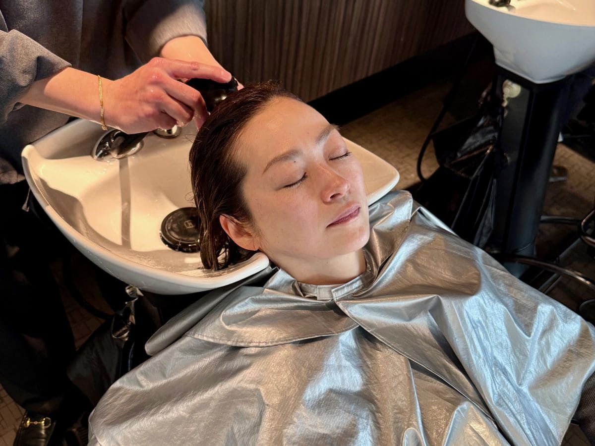 ヘアサロン専用のシャワーヘッドは通常の十数倍もの「ウルトラファインバブル」が発生！