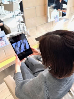 まずはマイクロスコープで頭皮の状態を確認。日々使用しているスタイリング剤の残りと皮脂が絡みついて毛穴に溜まってしまっている人も多いのだとか。