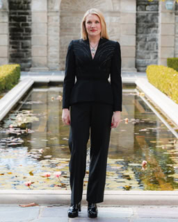 Emerald Fennell 1985年10月1日、ロンドン生まれ。大学在学中にエージェントと契約を交わし、07年に俳優デビュー。TV、映画で俳優活動の一方で執筆活動も活発に行い、BBCのシリーズ『キリング・イヴ』第2シーズンのヘッドライターとしても活躍。製作・監督・脚本・出演を務めた『プロミシング・ヤング・ウーマン』(2020年)が第93回アカデミー賞で作品賞、監督賞、脚本賞を含む5部門で候補入りを果たし、脚本賞を受賞した。