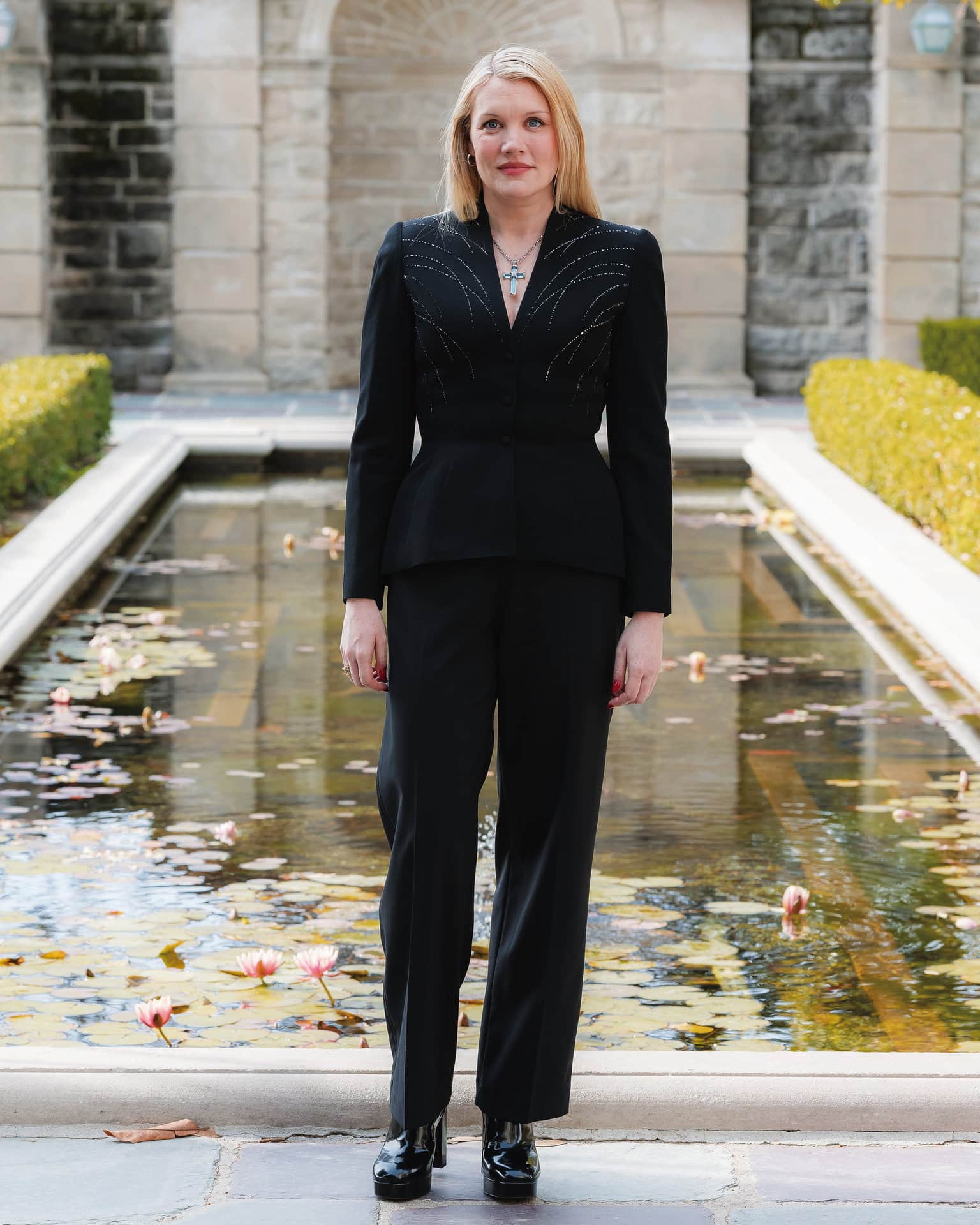 Emerald Fennell　1985年10月1日、ロンドン生まれ。大学在学中にエージェントと契約を交わし、07年に俳優デビュー。TV、映画で俳優活動の一方で執筆活動も活発に行い、BBCのシリーズ『キリング・イヴ』第2シーズンのヘッドライターとしても活躍。製作・監督・脚本・出演を務めた『プロミシング・ヤング・ウーマン』（2020年）が第93回アカデミー賞で作品賞、監督賞、脚本賞を含む5部門で候補入りを果たし、脚本賞を受賞した。