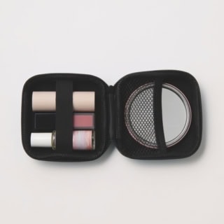 リップやオイルの持ち運びにもジャストサイズです。