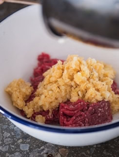 パン粉は卵とよく混ぜておき、ひき肉となじみやすくして。