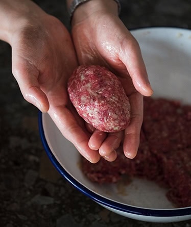 成形をする際は手に油を塗り、肉だねの表面を滑らかに仕上げて傷がつかないようにすると、肉汁が逃げない。