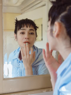 【注目の春トレンド、「本当に着たい」のはコレ！】「「アイスブルー」の「シャツにスカーフを組み合わせる」のもいいねえ。というふうに、コレを買えばOKというよりコレをこう着たい！みたいな話がいっぱい載っております。