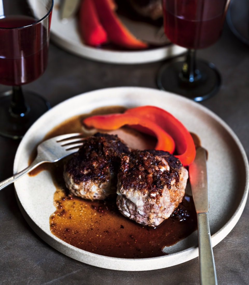 玉ねぎの甘みと粒マスタードの酸味がバランスよく調和した、和風ソースが絶品。ジューシーなハンバーグがより魅力的に。