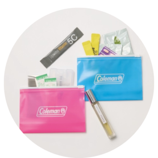 小物の整理に便利なジッパーバッグは薄くてかさばらないのが◎。