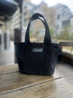 普段はミニバッグ派なのですが、旅行は別。もちろんコンパクトに越したことないですが、持ち歩く荷物は多くなるので、ある程度の容量は確保しておきたいところ。その点、このミニトートはマチ幅が10cmもあるので、見た目とは裏腹にめっちゃ荷物が入ります！