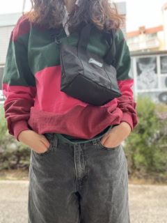 この手のミニトートでショルダーストラップ付きって珍しくないですか？ そこもかなり気に入ったのですが、なんとこちら、長さの調整もできちゃうんです。この日はサコッシュのように短めにセットしてみましたが、こうするとより防犯性が高まる気がするのは筆者だけでしょうか（笑）。あと、短めのほうがバランスがよくて洒落見えするとも思ったり