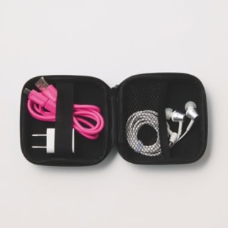 ケースの中で固定できるので、ガジェットの収納時も安心。