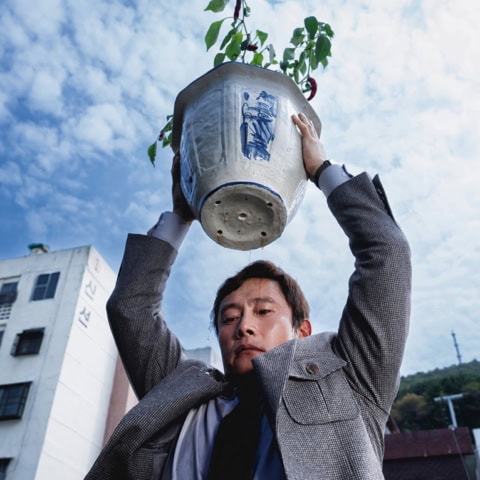 イ・ビョンホン主演ダークコメディ『しあわせな選択』、『湯徳章 私は誰なのか』3月注目映画2選