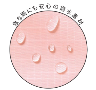 汚れがつきにくい撥水素材だから、ジムやスポーツウェアも気兼ねなく収納できる。