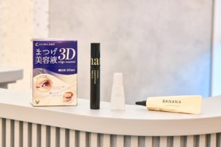 年齢を重ねた目もとに印象力をプラスするなら、メイク以外のケアアイテム選びも大事！右から シャイシャイシャイ バナナ コンシールアイクリーム 15g ￥1,980（アリエルトレーディング）、マイティアルミファイ 結膜充血に ［要指導医薬品］2.5mL ￥2,178※編集部調べ（千寿製薬）、HARIAS リペア＆グロウマスカラ ６g ￥3,960（HARIAS）、クリニラボ まつげ美容液 ３D edge master 60 本入り ￥5,940（TAISHO BEAUTY ONLINE）