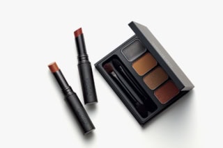 右から:アムリターラ ユニバース マンダラ アイ パレット イエロー スワール ¥5,500、同 アカシックアミュレットルージュ マーズ、ヴィーナス 各¥3,960(全てアムリターラ・3月3日発売)