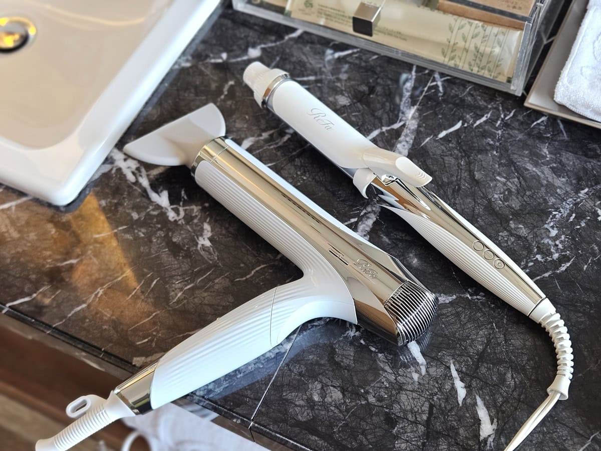 コンパクトながらもプロ並みの美仕上がりをかなえるドライヤーと、立体感のあるツヤ髪へ導くヘアアイロン。