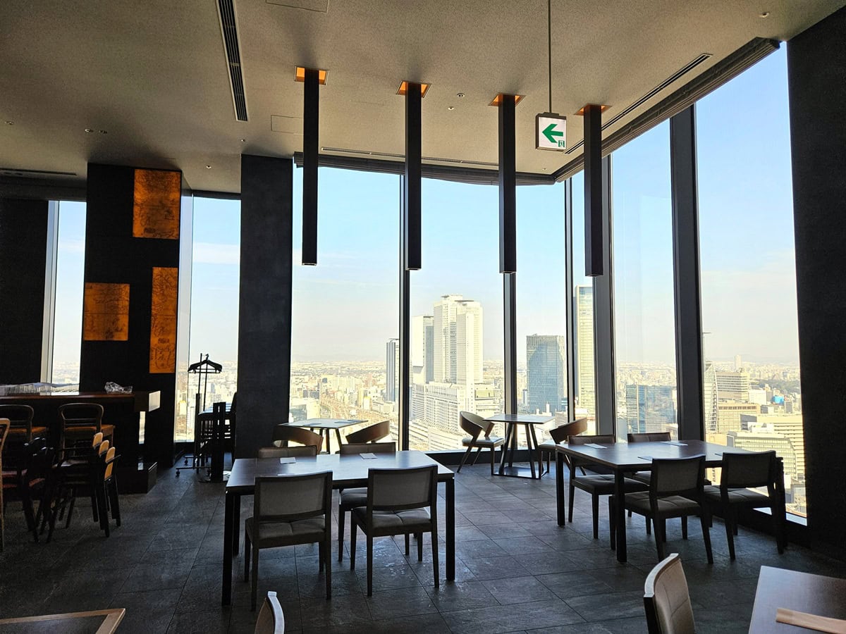 朝食は地上140mの天空のレストランで。