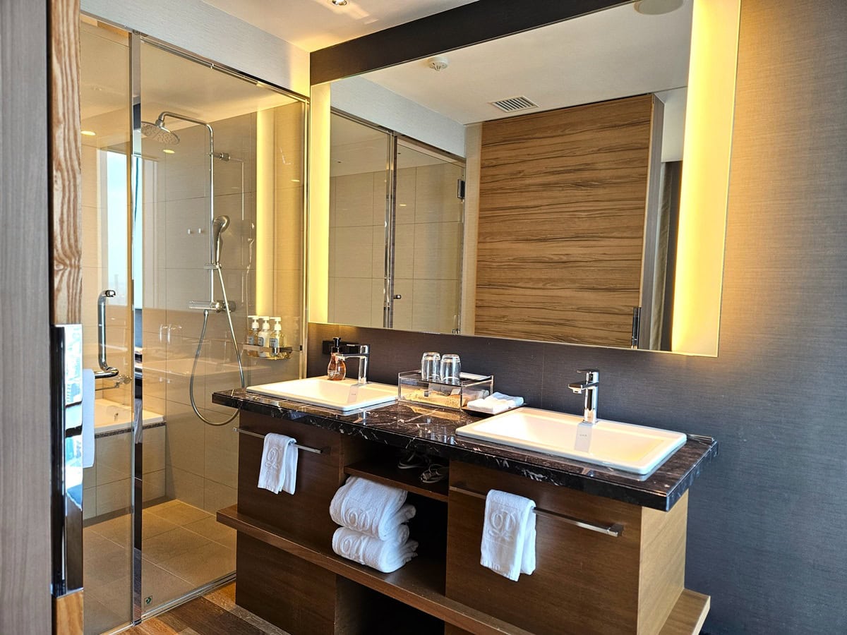 洗面台やバスルームも広々として使いやすい。