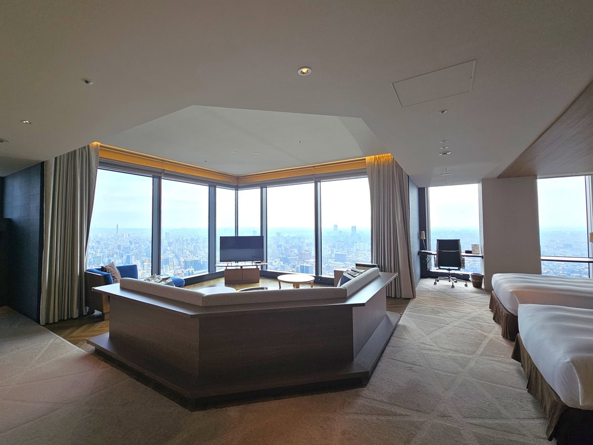 コーナーに配置された客室からは、2面の大きな窓から名古屋の街並みを一望できる！