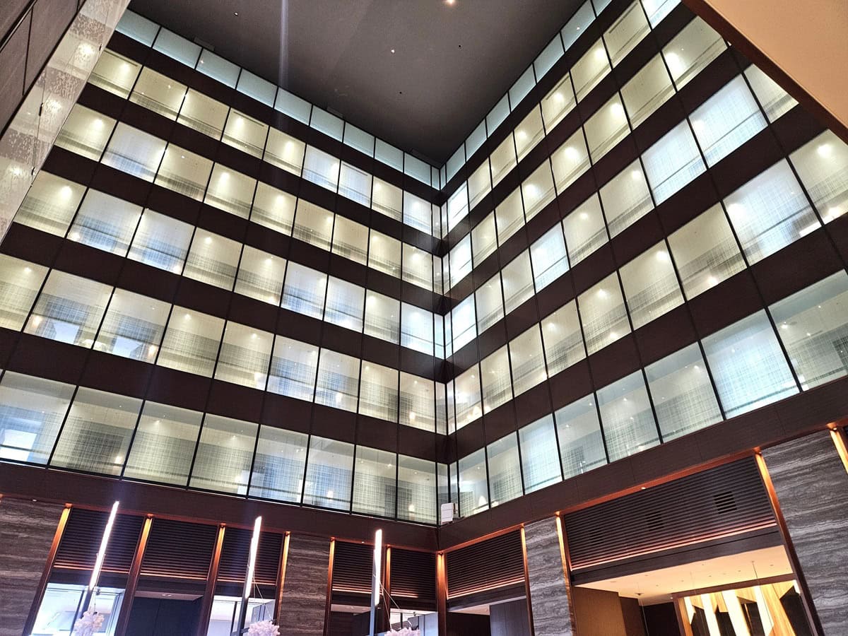 ロビーは吹き抜けに。360°囲むように客室が配置されている。