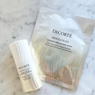 左から：ホワイトロジスト クロノジェネシス ブライトニング コンセントレイト 1.8X［医薬部外品］30mL ¥19,800、ホワイトロジスト インテンシブ ブライトニングマスク［医薬部外品］6枚入り ¥12,100（コスメデコルテ）。毎年進化が楽しみなコスメデコルテの美白ライン、ついに第8世代へ突入！